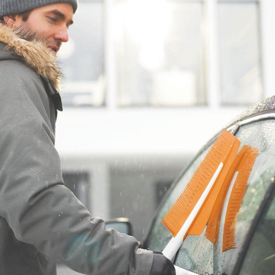 Škrabka na ľad Fiskars s metličkou do auta SnowXpert