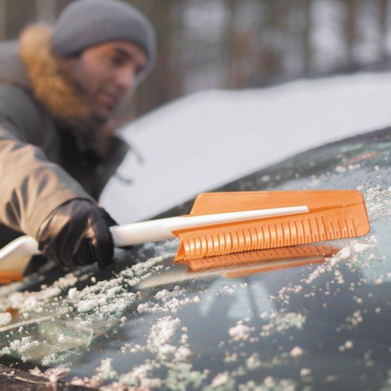 Škrabka na ľad Fiskars s metličkou do auta SnowXpert